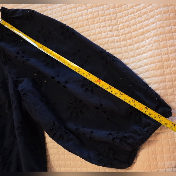 Crown & Ivy Women's Navy Eyelet Peasant Top - Size XL - Picture 9 of 9